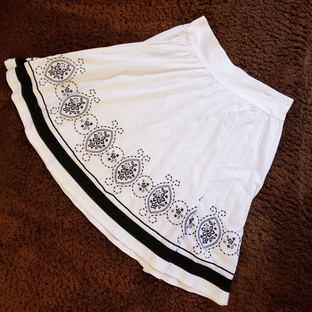 Large Knee-Length White & Black Skirt